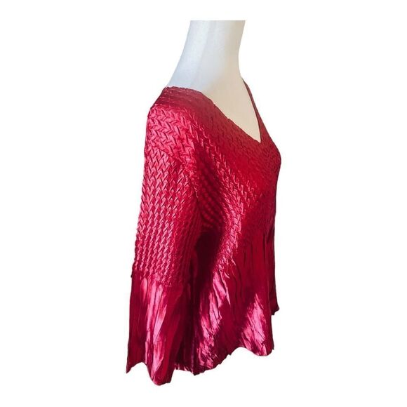 Essentials by Milano V-Neck Red crinkle top - Picture 4 of 9